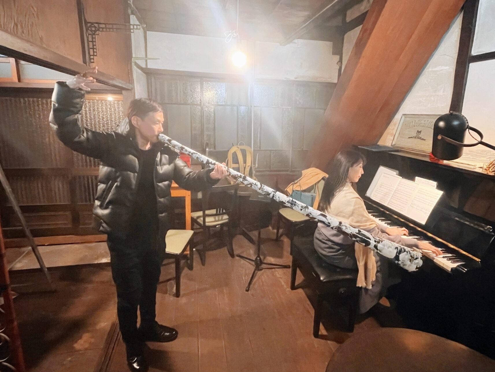 ピアノとディジュリドゥの共演シーン。深い響きと繊細な音色が重なる瞬間。