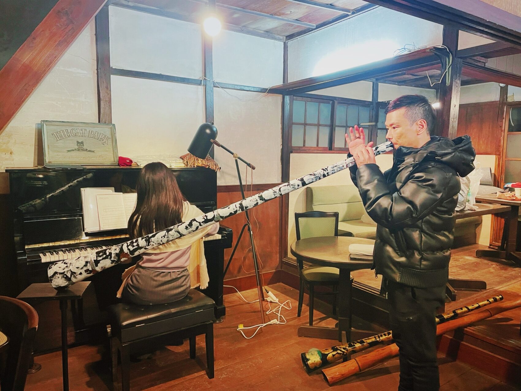 ピアノとディジュリドゥの共演シーン。深い響きと繊細な音色が重なる瞬間。NATA 藤波結花