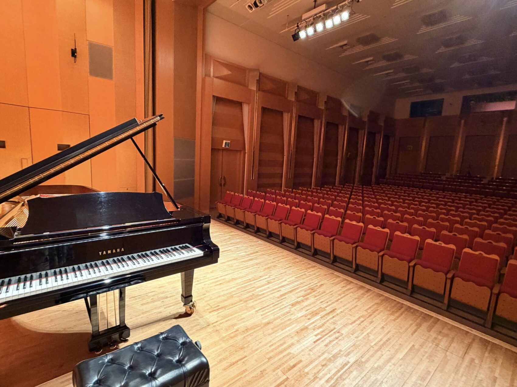 ピアニスト藤波結花が伴奏出演した「すみだトリフォニーホール 小ホール」のステージ。日本歌曲のコンサート会場の様子。