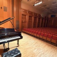 ピアニスト藤波結花が伴奏出演した「すみだトリフォニーホール 小ホール」のステージ。日本歌曲のコンサート会場の様子。