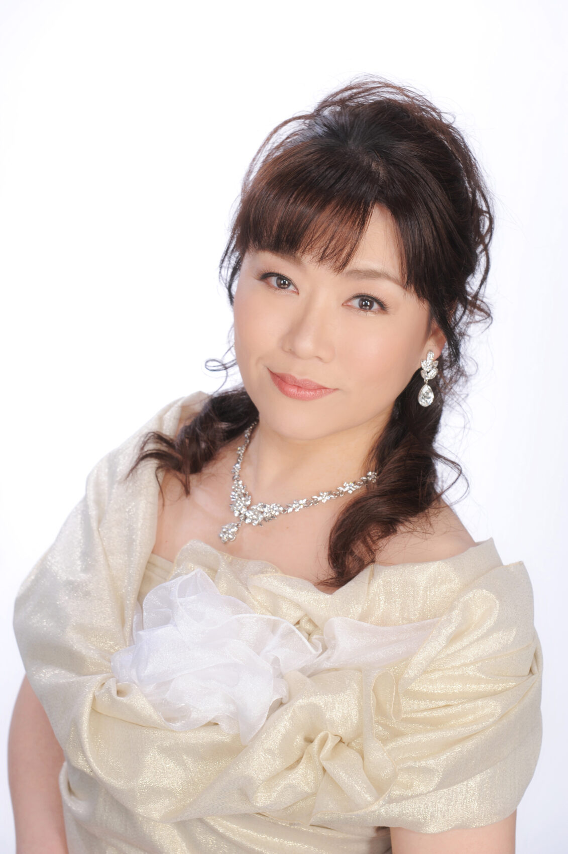 ソプラノ歌手 氏家和歌子 コンサートでの歌唱風景 日本歌曲コンクール受賞