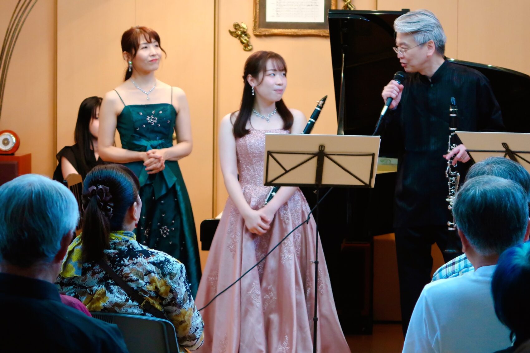 サロンコンサートでの演奏風景。大和田智彦(クラリネット)、白川和海(2ndクラリネット)、藤波結花(ピアノ)による「プチ・ボヌール Vol.17」トリオ演奏の様子。