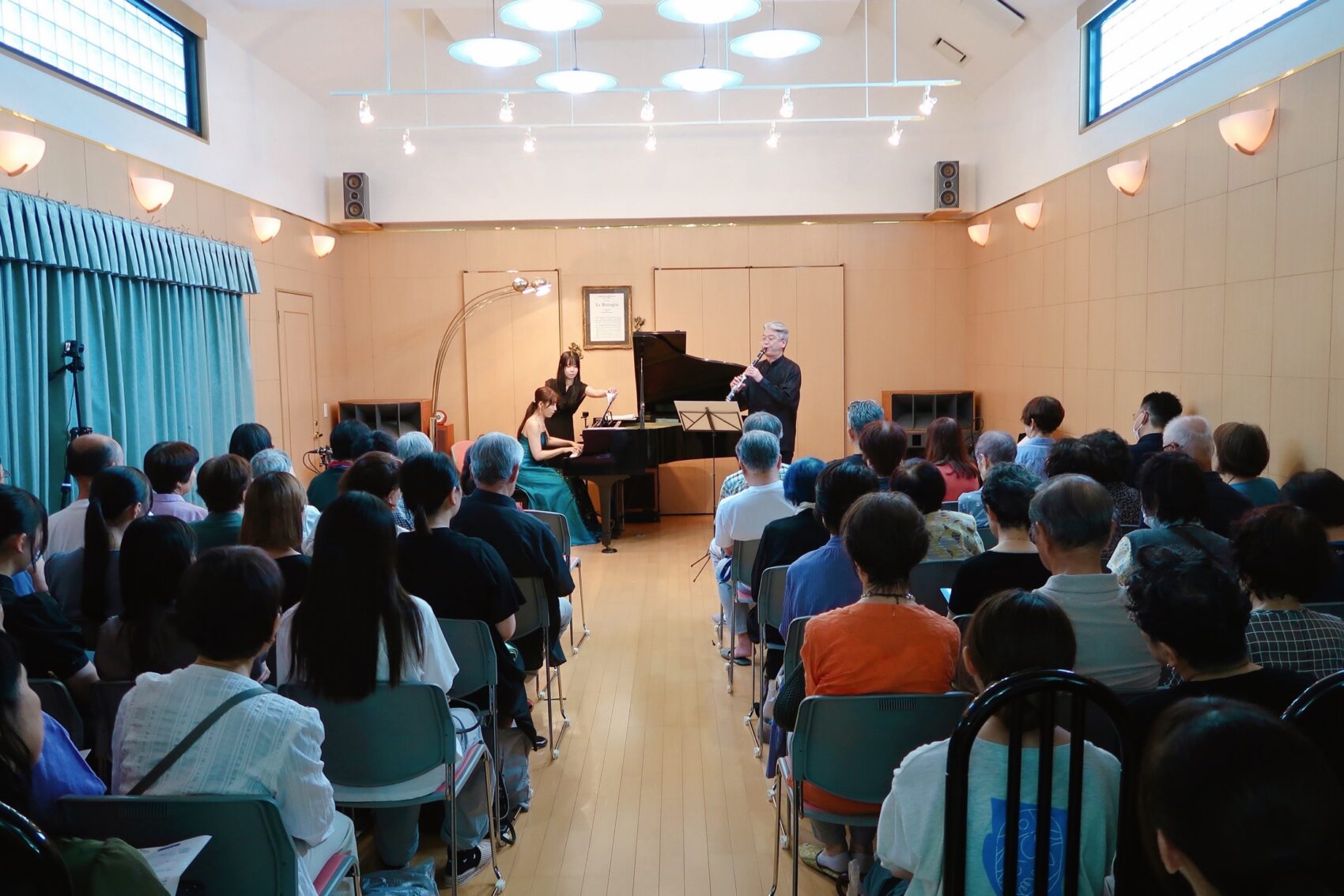 国立音大准教授の大和田智彦氏(クラリネット)と藤波結花(ピアノ)によるデュオ演奏。サン=サーンスのソナタを至近距離でお届けする様子。