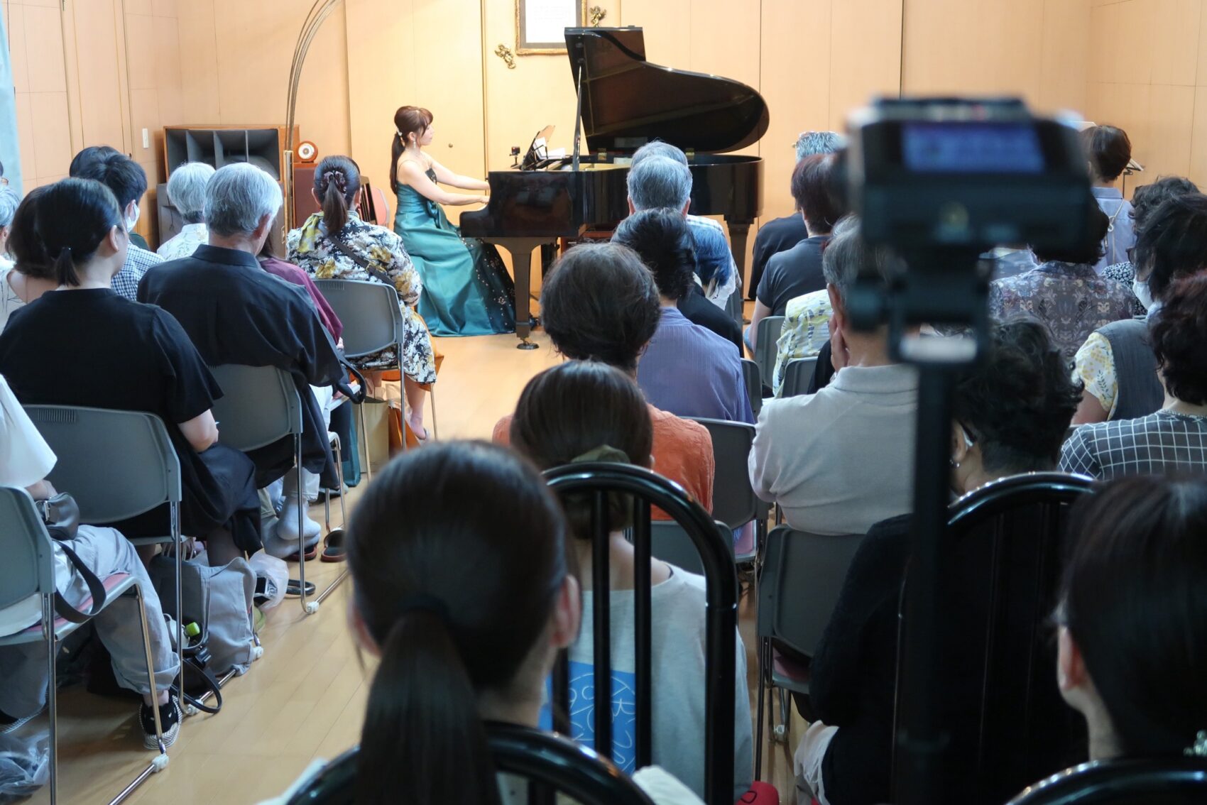 ピアニスト藤波結花によるピアノソロ演奏。「プチ・ボヌール Vol.17」にてカスキの「激流」やホルストの「ジュピター」を演奏する風景。