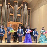 中新田バッハホールで開催された『いのちを守る』コンサート終演後の花束贈呈の様子
