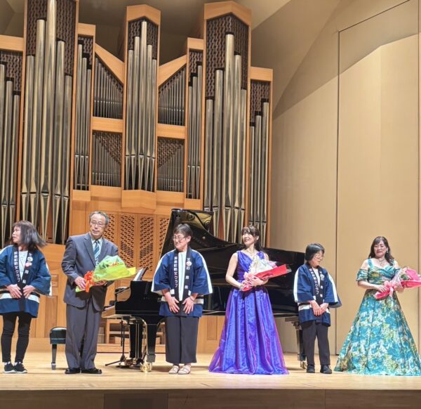 中新田バッハホールで開催された『いのちを守る』コンサート終演後の花束贈呈の様子